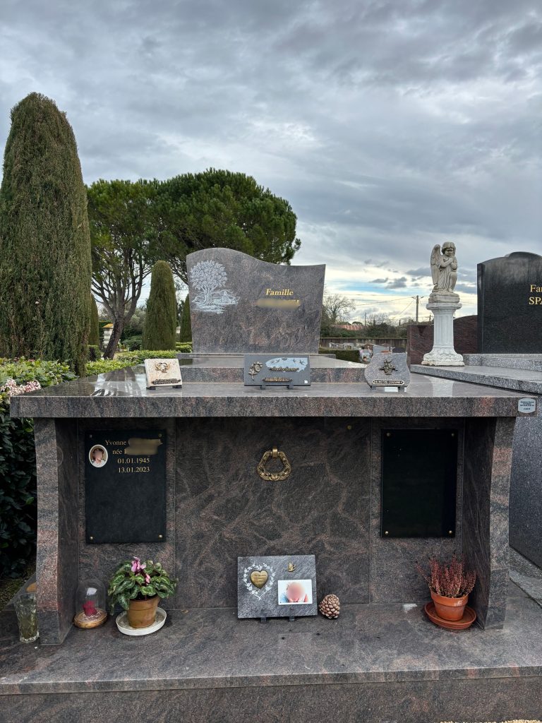 Monuments funéraire en granit Himalaya Blue