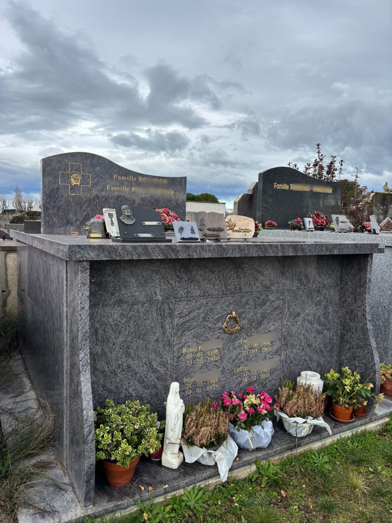 Monuments funéraire en granit Mass Blue