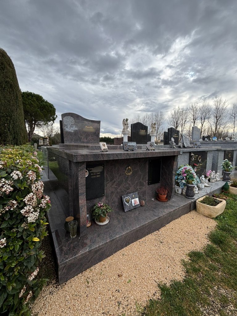 Monuments funéraire en granit Himalaya Blue