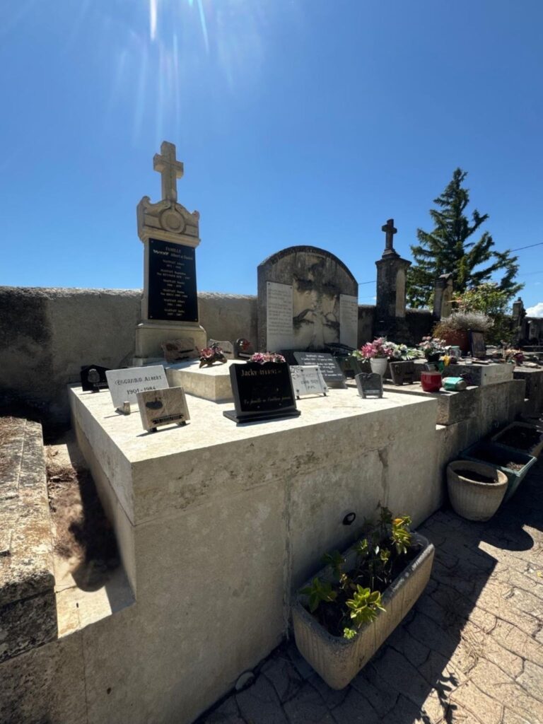 Le nettoyage et entretien du monument funéraire