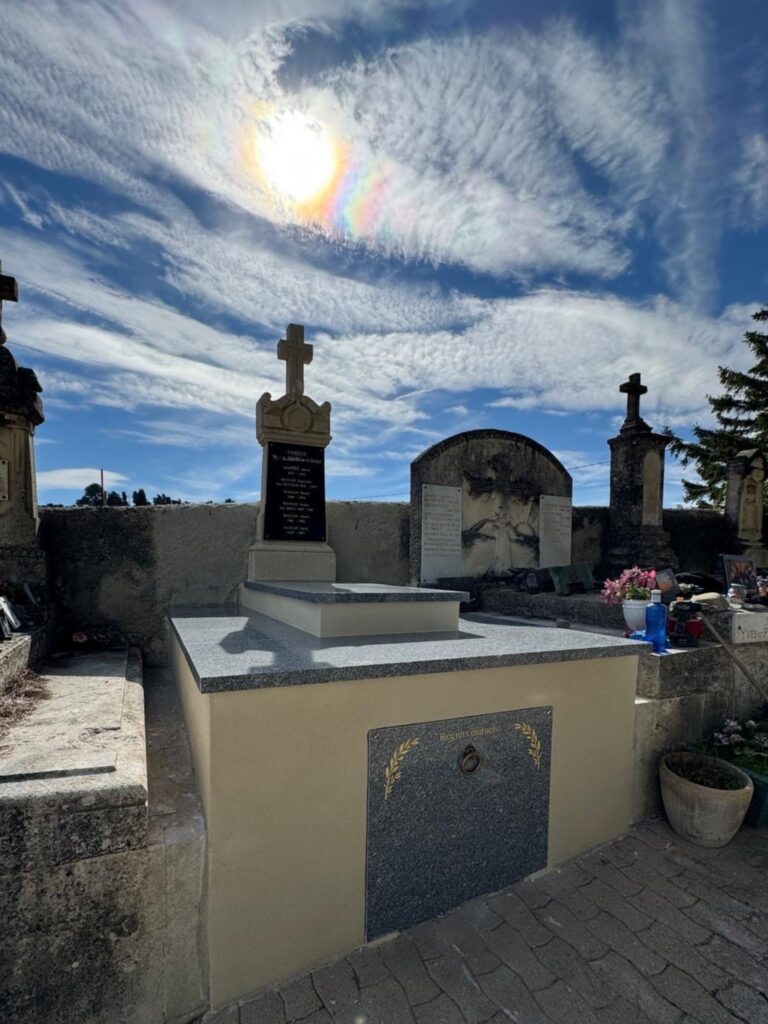 Installation de plaques en granit sur caveau par Marbrerie Barreda

Pose de monument funéraire en granit durable et esthétique

Travaux de marbrerie : dalle en granit neuve sur tombe familiale

Granit funéraire posé sur caveau avec finitions soignées

Modernisation d’une tombe avec une nouvelle pierre tombale en granit