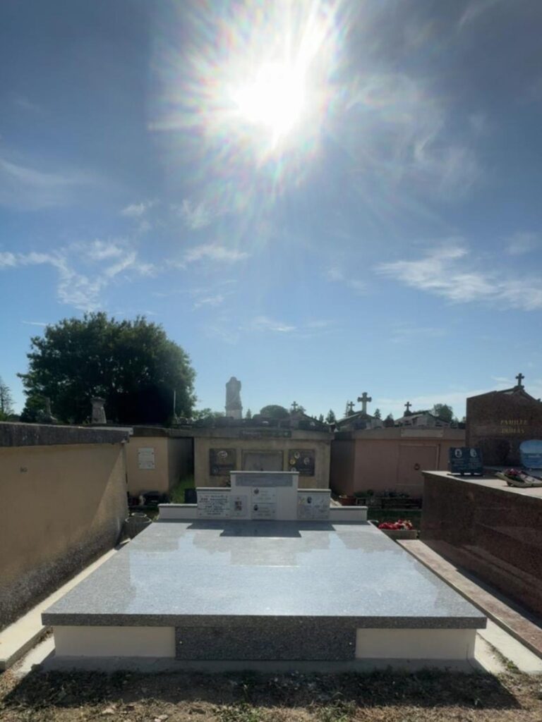 Installation de plaques en granit sur caveau par Marbrerie Barreda

Pose de monument funéraire en granit durable et esthétique

Travaux de marbrerie : dalle en granit neuve sur tombe familiale

Granit funéraire posé sur caveau avec finitions soignées

Modernisation d’une tombe avec une nouvelle pierre tombale en granit