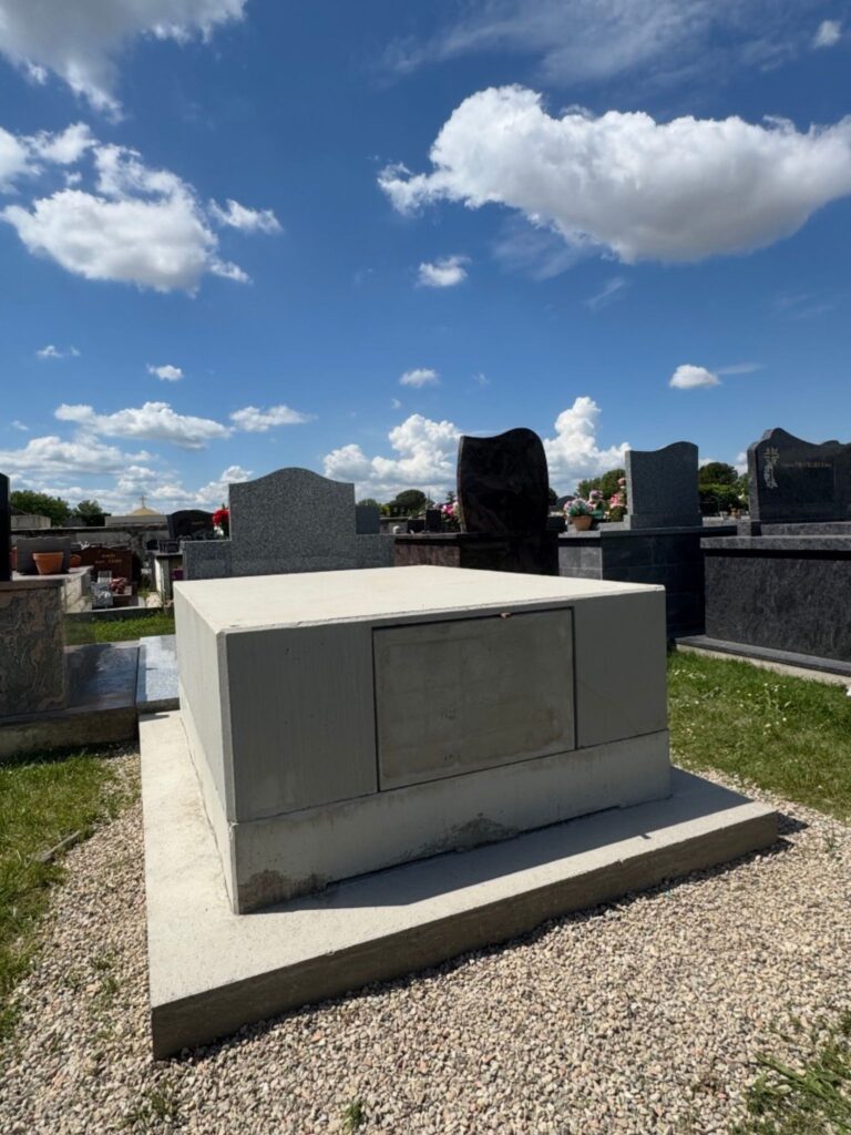 Installation de plaques en granit sur caveau par Marbrerie Barreda

Pose de monument funéraire en granit durable et esthétique

Travaux de marbrerie : dalle en granit neuve sur tombe familiale

Granit funéraire posé sur caveau avec finitions soignées

Modernisation d’une tombe avec une nouvelle pierre tombale en granit