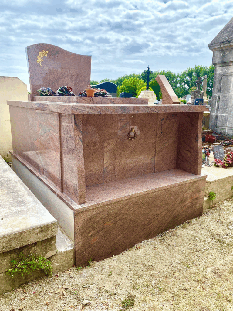 Monument funéraire en granit réalisé par Marbrerie Barreda dans un cimetière
Tombe en granit polie et gravée par Marbrerie Barreda
Pose d’un caveau funéraire par un marbrier professionnel Barreda
Plaque funéraire personnalisée avec gravure dorée
Exemple de stèle funéraire moderne en granit indian juparana