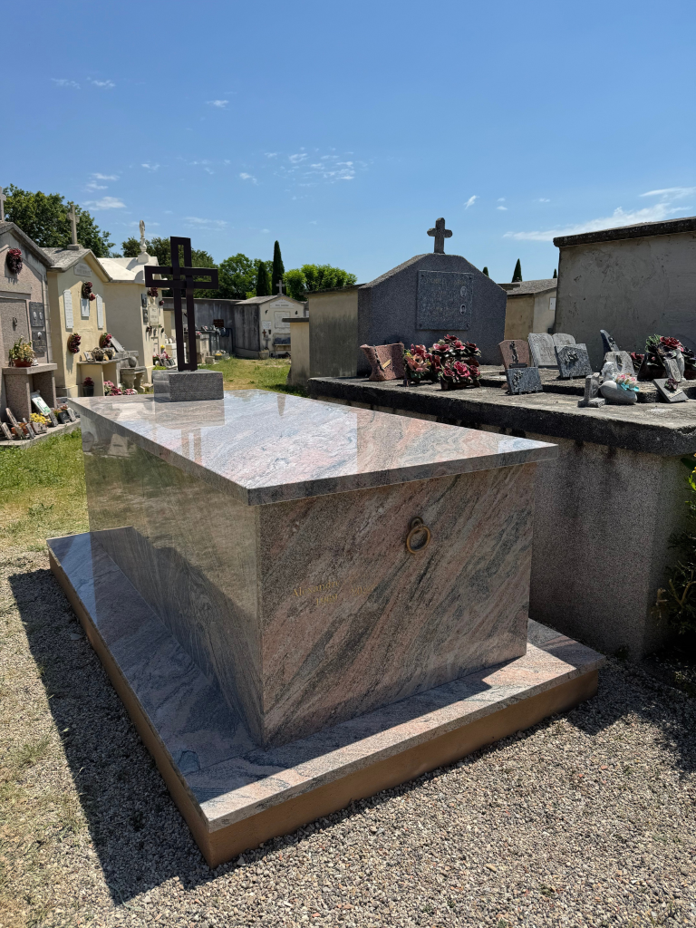 Caveau en Indian Juparana et croix en fer forgé 