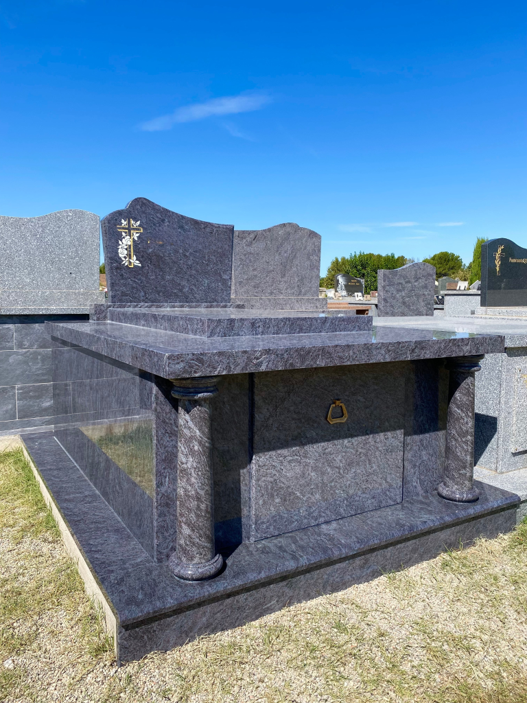 Caveau funéraire en granit mass blue 
Marbrier funéraire vaucluse