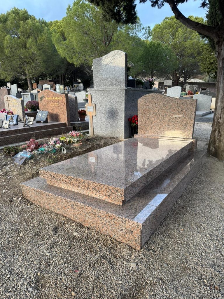 Monument funéraire en granit rose 