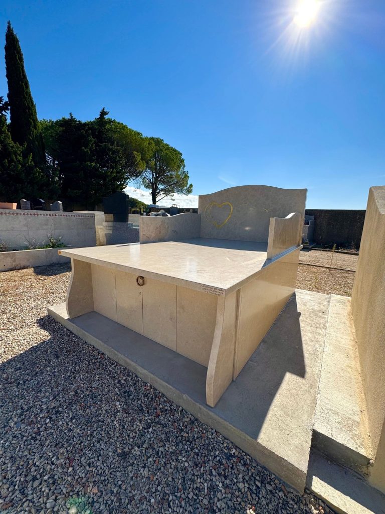 Monuments funéraires en pierre de Moleanos