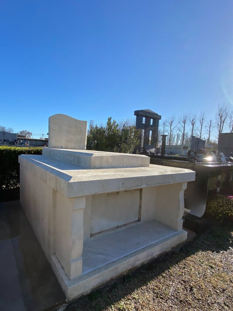 Caveau funéraire rénové avec nettoyage complet et remise en état

Rafraîchissement d’un caveau ancien dans un cimetière du Vaucluse

Avant / après rénovation caveau – Marbrerie funéraire Barreda

Rénovation d’une tombe familiale avec protections et finitions durables

Caveau restauré pour redonner esthétique et pérennité au monument funéraire