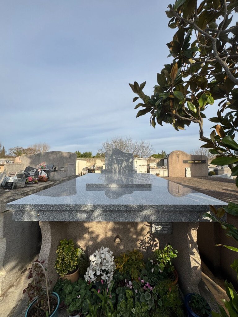 Installation de plaques en granit sur caveau par Marbrerie Barreda

Pose de monument funéraire en granit durable et esthétique

Travaux de marbrerie : dalle en granit neuve sur tombe familiale

Granit funéraire posé sur caveau avec finitions soignées

Modernisation d’une tombe avec une nouvelle pierre tombale en granit