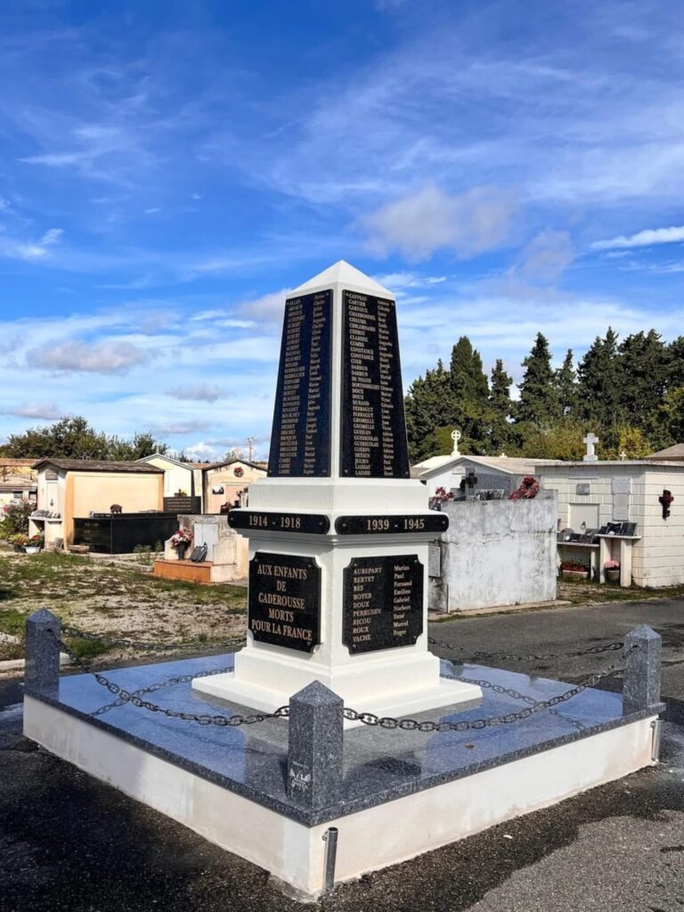 Monument aux morts de Caderousse en granit Noir d'Afrique