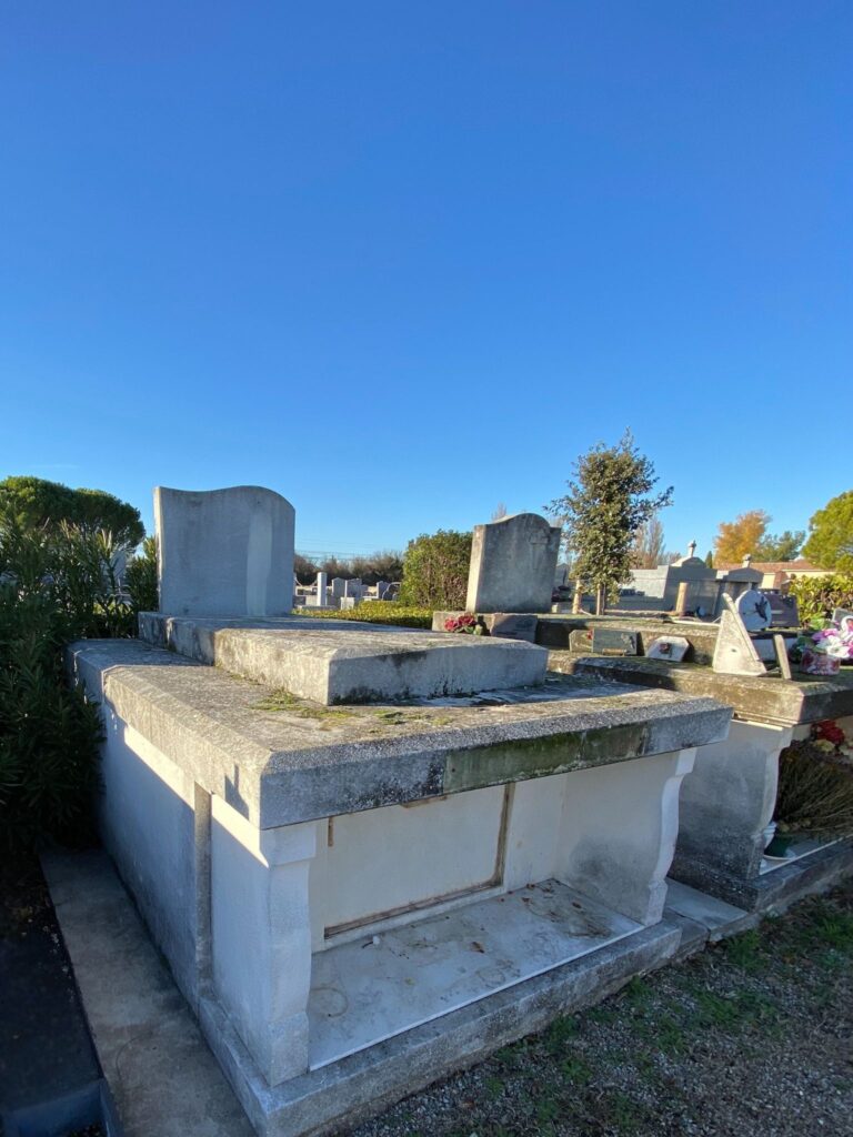 Caveau funéraire rénové avec nettoyage complet et remise en état

Rafraîchissement d’un caveau ancien dans un cimetière du Vaucluse

Avant / après rénovation caveau – Marbrerie funéraire Barreda

Rénovation d’une tombe familiale avec protections et finitions durables

Caveau restauré pour redonner esthétique et pérennité au monument funéraire