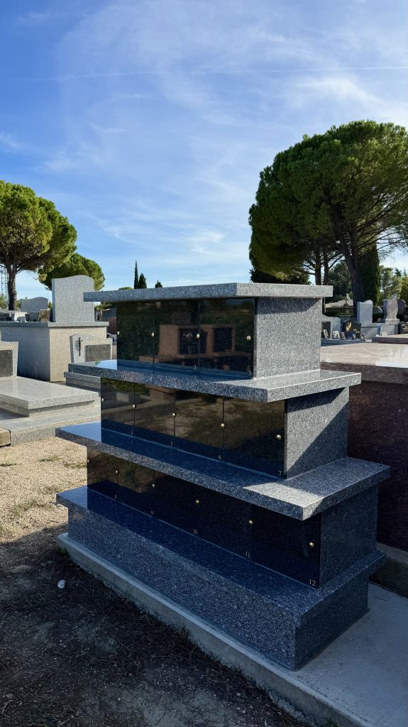 Monuments funéraires en granit Noir d'Afrique