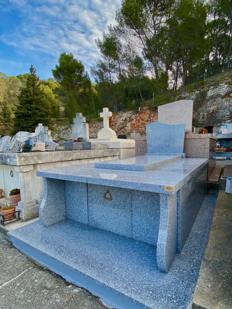 Monument funéraire en granit du Tarn réalisé par notre marbrerie funéraire à Courthezon
